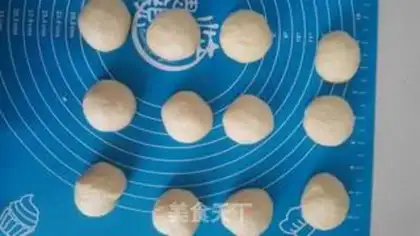 Make Chinese rose bread step 6