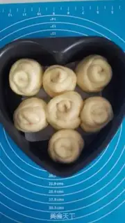Make Chinese rose bread step 8