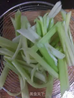Make Celery fried meat step 0