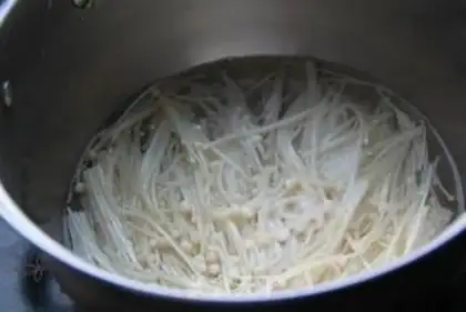 Make Frozen needle mushrooms step 1