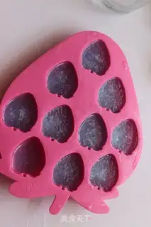 Make Mint blueberry cocktails step 1