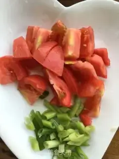 Make Tomato fried eggs step 1