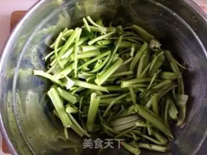Make Garlic peppers and emptiness step 1