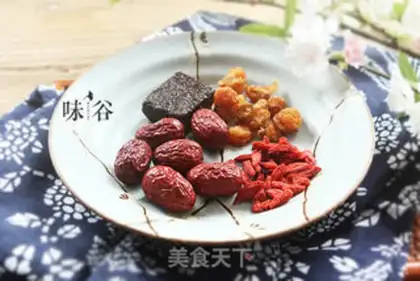 Make "Red-trees, round and round, red sugar." step 0