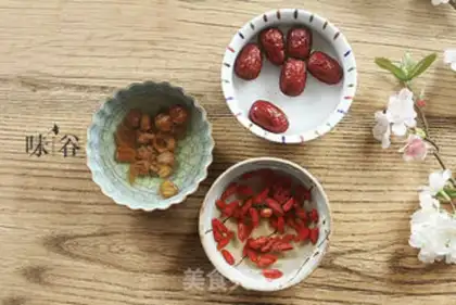 Make "Red-trees, round and round, red sugar." step 1