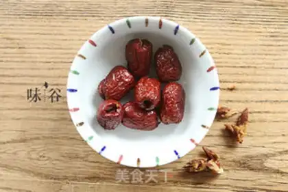 Make "Red-trees, round and round, red sugar." step 2