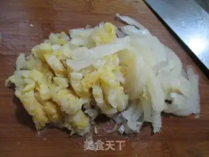 Make Spicy pork sauerkraut step 1