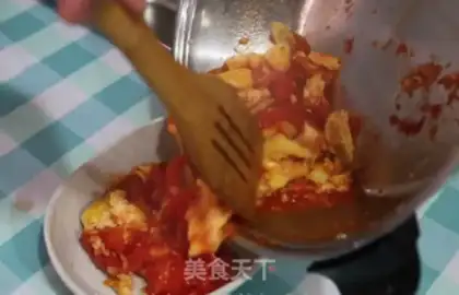 Make Tomato fried eggs step 2
