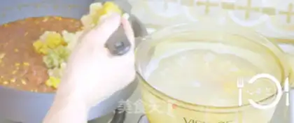 Make Spaghetti tomato sauce in Sicily step 3