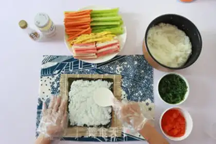 Make Japanese hand roll sushi step 4
