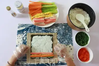 Make Japanese hand roll sushi step 5