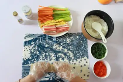 Make Japanese hand roll sushi step 6