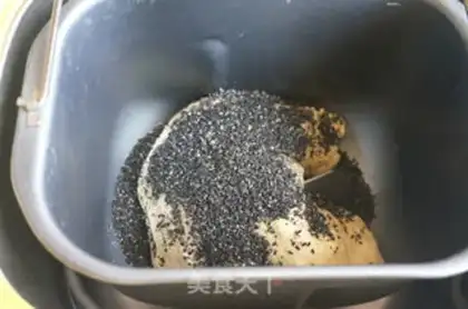 Make One-key black sesame toast step 5