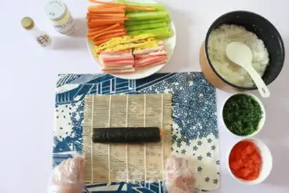 Make Japanese hand roll sushi step 7