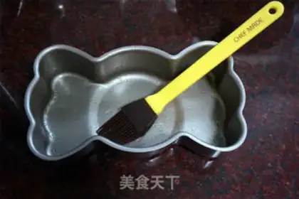 Make Sweet coconut horse hoof cake step 4
