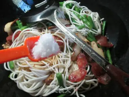 Make Dry sausages and bean noodles step 5