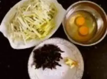 Make Scrambleded eggs step 1