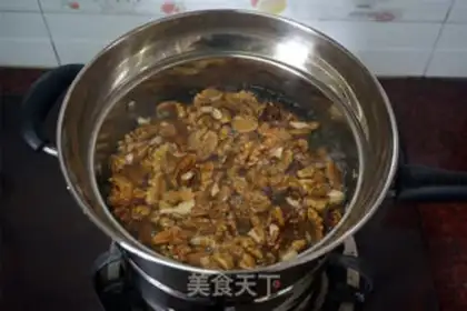 Make Amber walnuts step 1