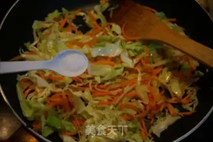 Make Carrot-covered noodles step 4