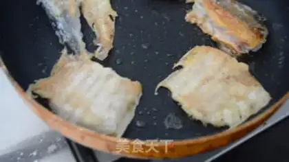 Make Sugar and tomato fried fish step 9
