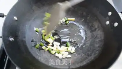 Make Sugar and tomato fried fish step 11