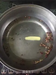 Make Crabs with dry pot sauce step 1