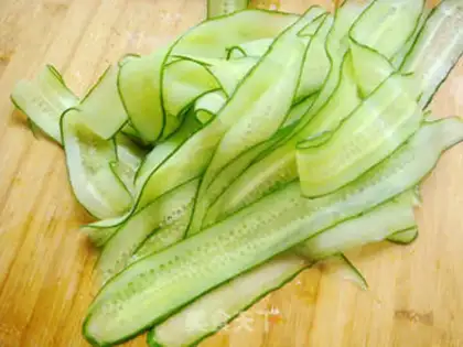Make Spicy cucumber rolls step 1