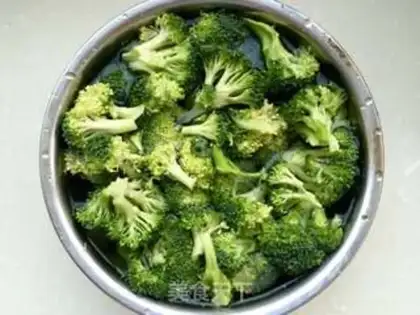 Make Garlic broccoli step 1