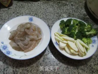 Make The broccoli is white, the shrimp step 0