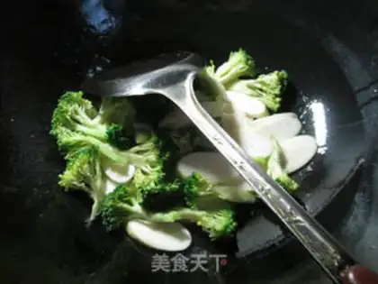 Make The broccoli is white, the shrimp step 3