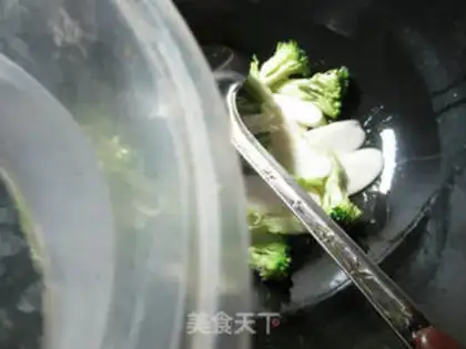 Make The broccoli is white, the shrimp step 4
