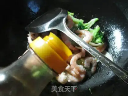 Make The broccoli is white, the shrimp step 7