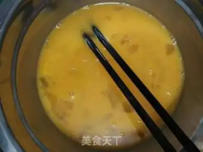 Make Scrambled eggs step 1