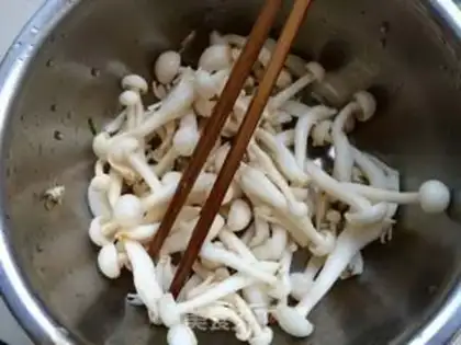 Make A silk lobe with a white mushroom step 1