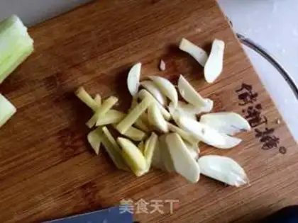 Make A silk lobe with a white mushroom step 3
