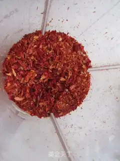 Make Homemade red pepper oil step 1