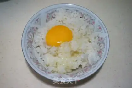 Make Ping-pong egg fried rice step 1