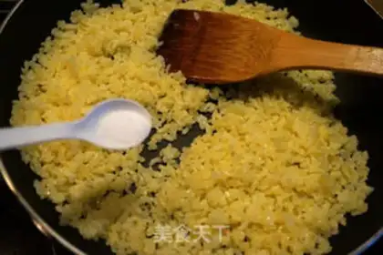 Make Ping-pong egg fried rice step 4