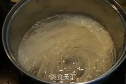 Make Carrot-covered noodles step 2
