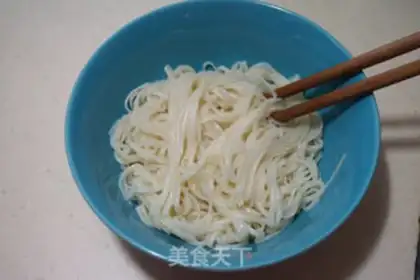 Make Carrot-covered noodles step 3
