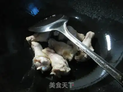 Make curry chicken wings to cook fans step 1
