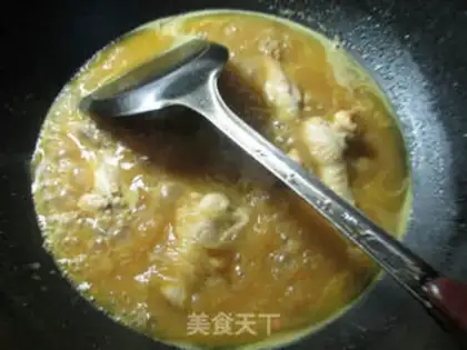 Make curry chicken wings to cook fans step 5