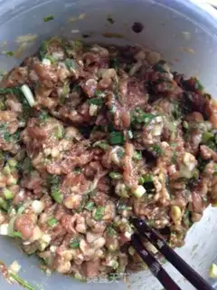 Make Celery pork dumplings step 2