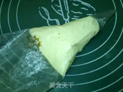 Make French cranberry cheese mooncake step 11