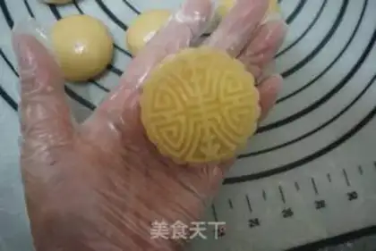 Make A broad coconut moon cake step 14