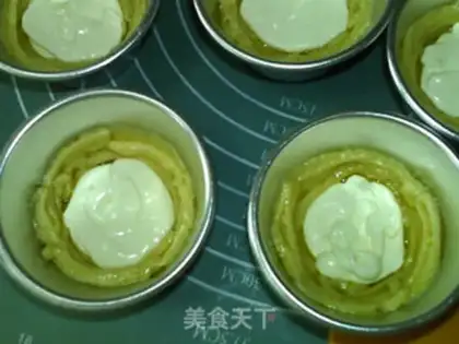 Make French cranberry cheese mooncake step 13
