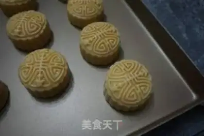 Make A broad coconut moon cake step 17
