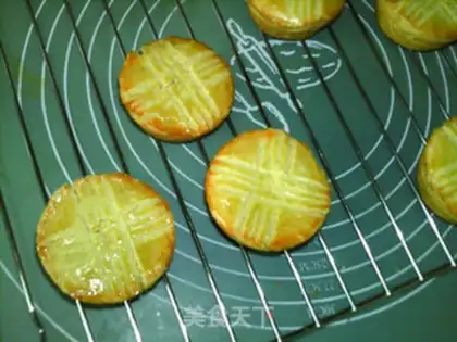 Make French blueberry cheese mooncake step 19