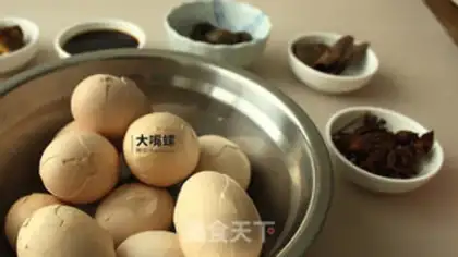 Make Red sugar tea eggs step 2