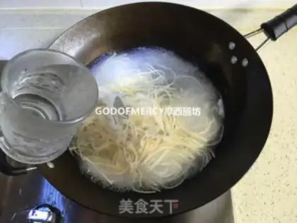 Make Tomato shrimp noodles step 2